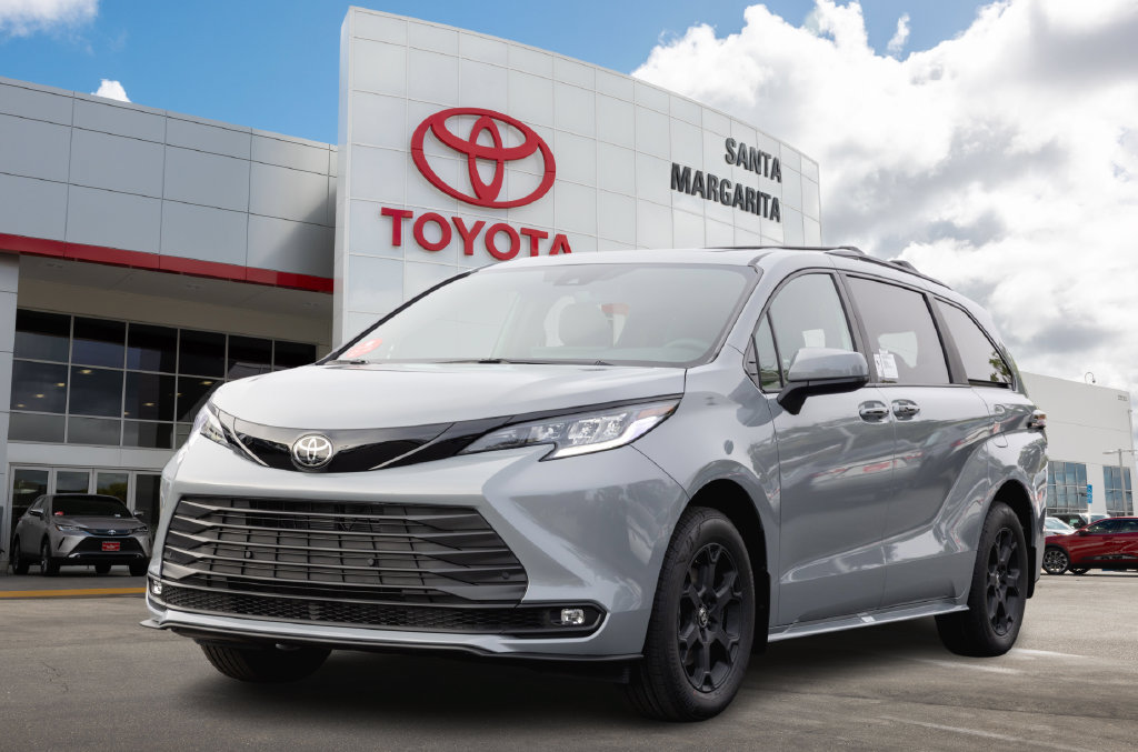 New 2026 Toyota Sienna XLE Woodland Edition AWD/4WD image 1