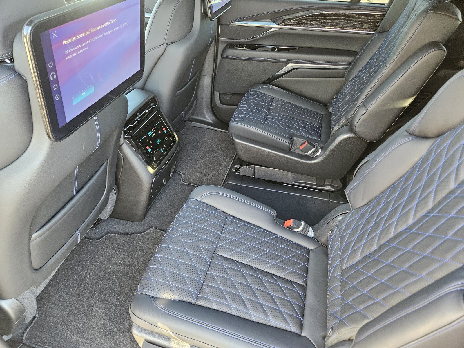 New 2026 Cadillac Escalade IQL Sport 1 w/ LPO, ONYX Package AWD/4WD image 20