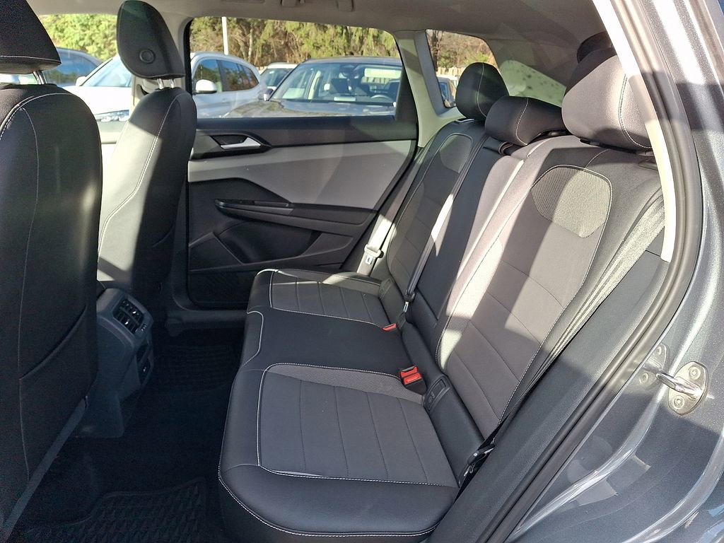 Used 2022 Volkswagen Taos SE w/ Panoramic Sunroof Package FWD image 9
