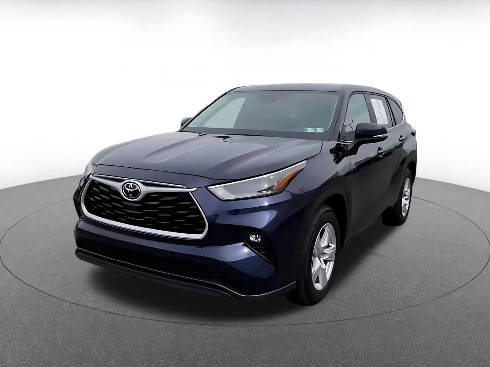 Used 2025 Toyota Highlander LE FWD image 5