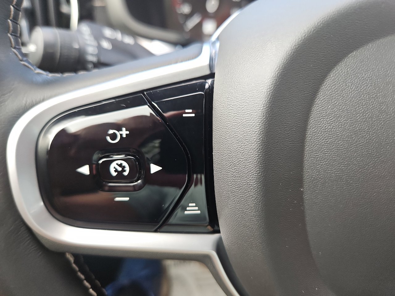 Used 2021 Volvo S60 T6 R-Design image 31