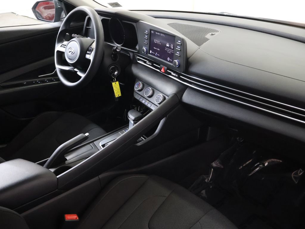 Used 2021 Hyundai Elantra SE w/ Cargo Package image 10