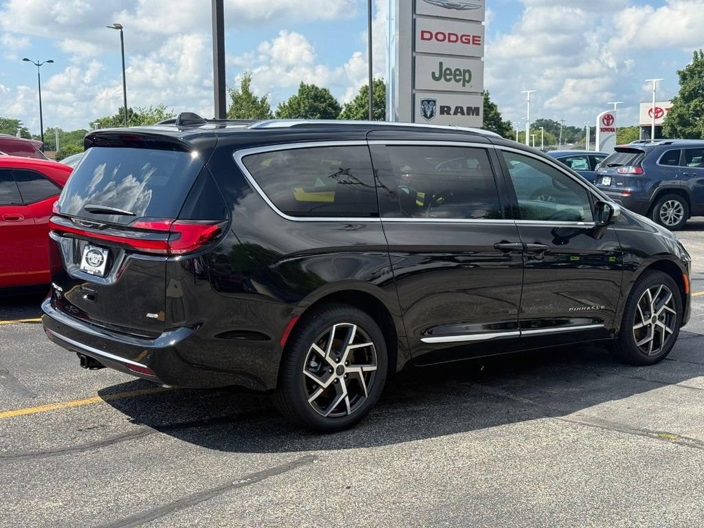 New 2027 Chrysler Pacifica Pinnacle w/ Theater Group AWD/4WD image 3