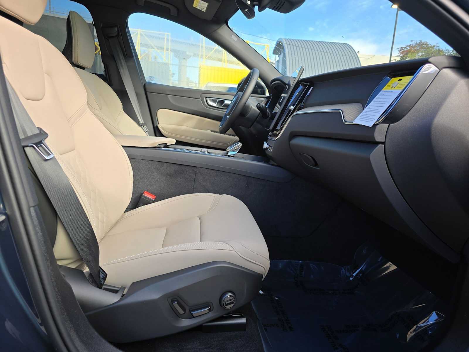 New 2027 Volvo XC60 B5 Plus AWD/4WD image 10