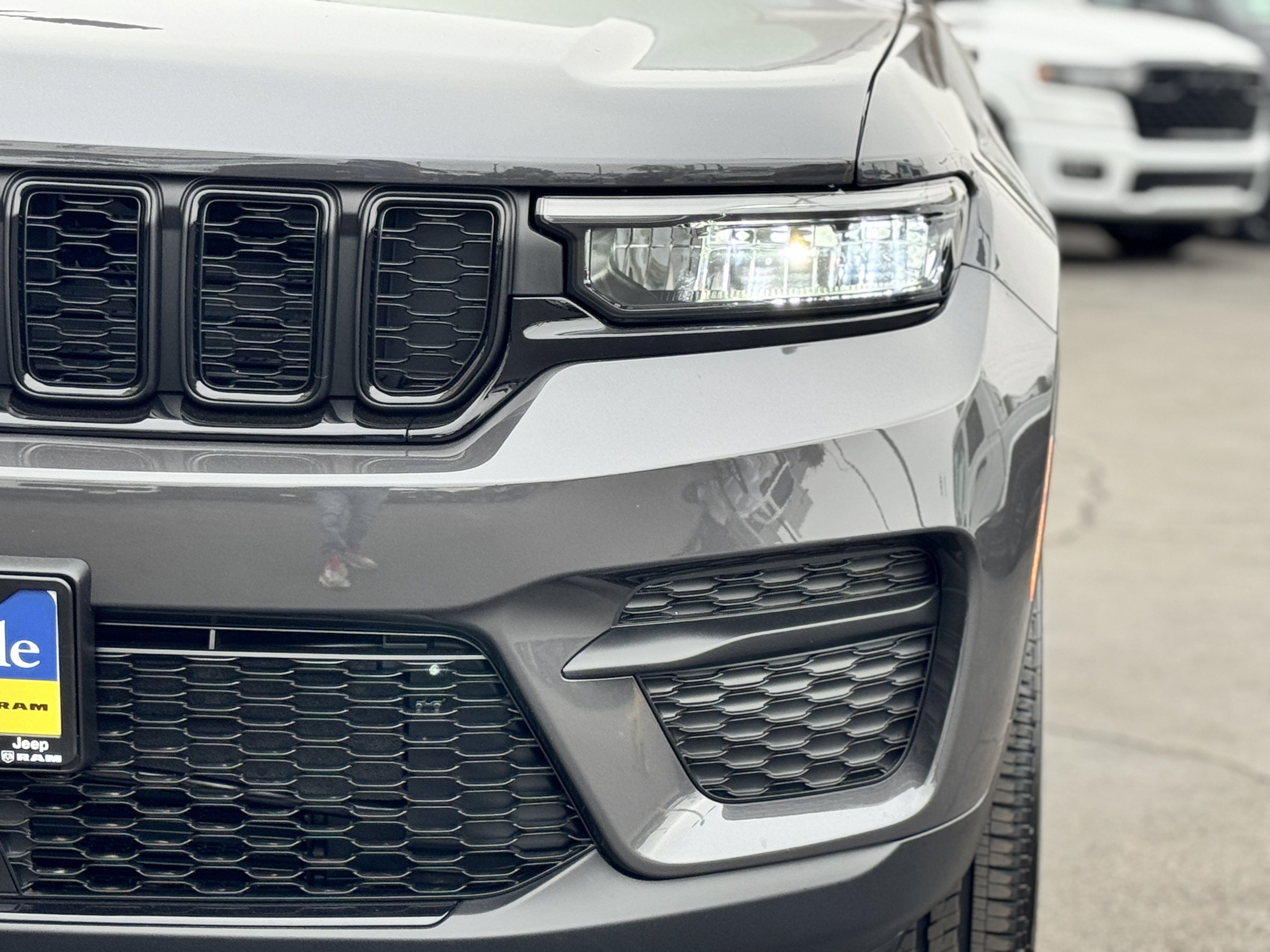 New 2025 Jeep Grand Cherokee Altitude image 13