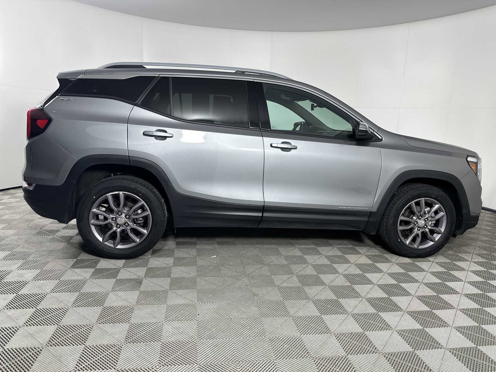 Used 2024 GMC Terrain SLT AWD/4WD image 9