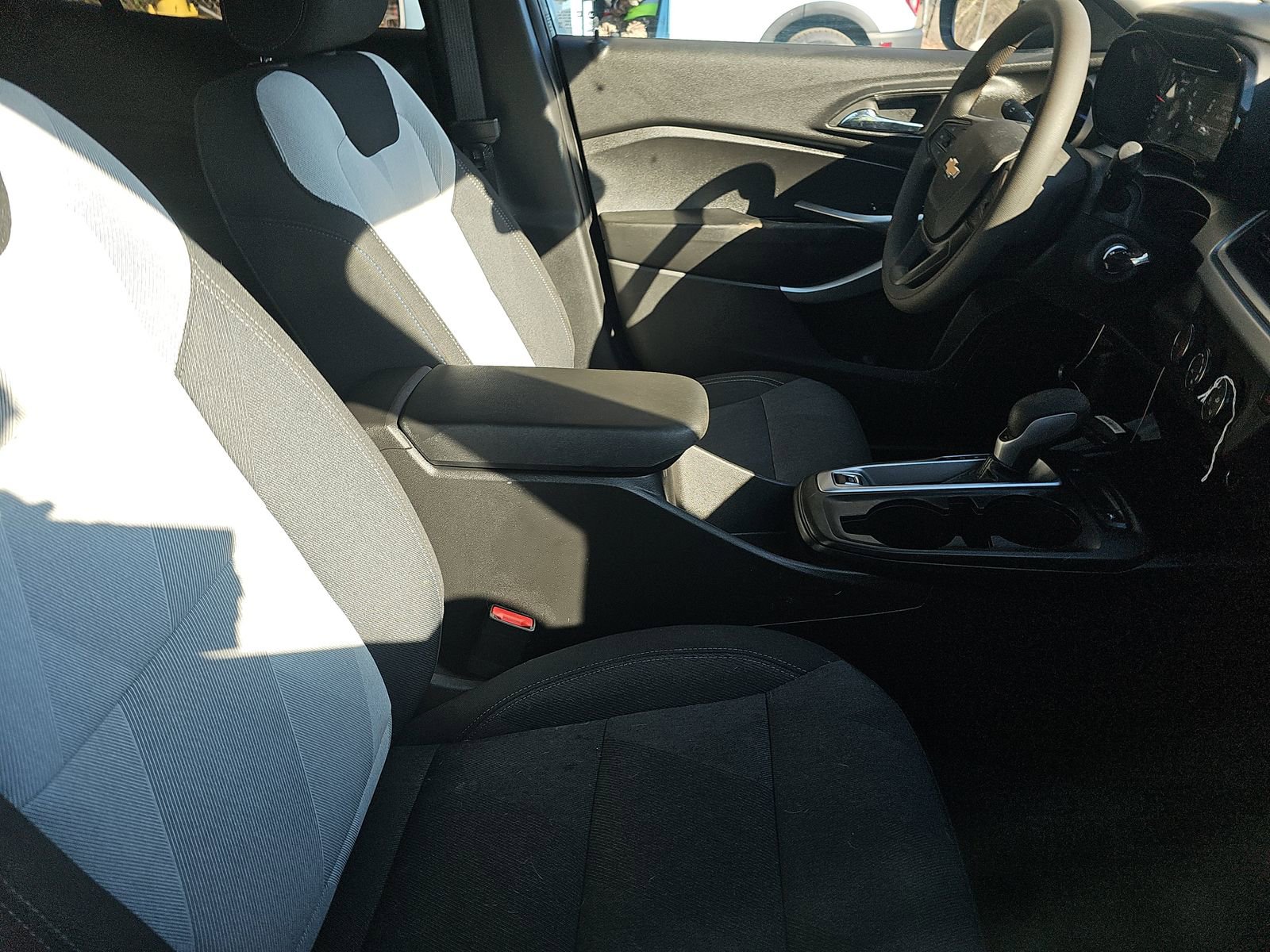 Used 2025 Chevrolet Trax LS w/ LS Convenience Package image 9