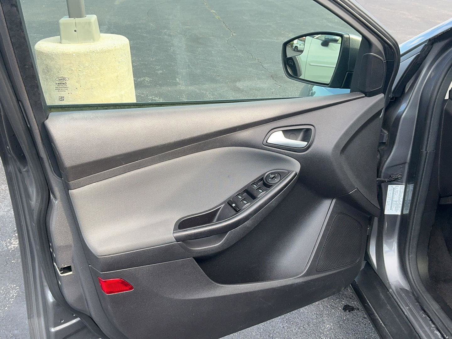 Used 2013 Ford Focus SE w/ SE Winter Pkg FWD image 14
