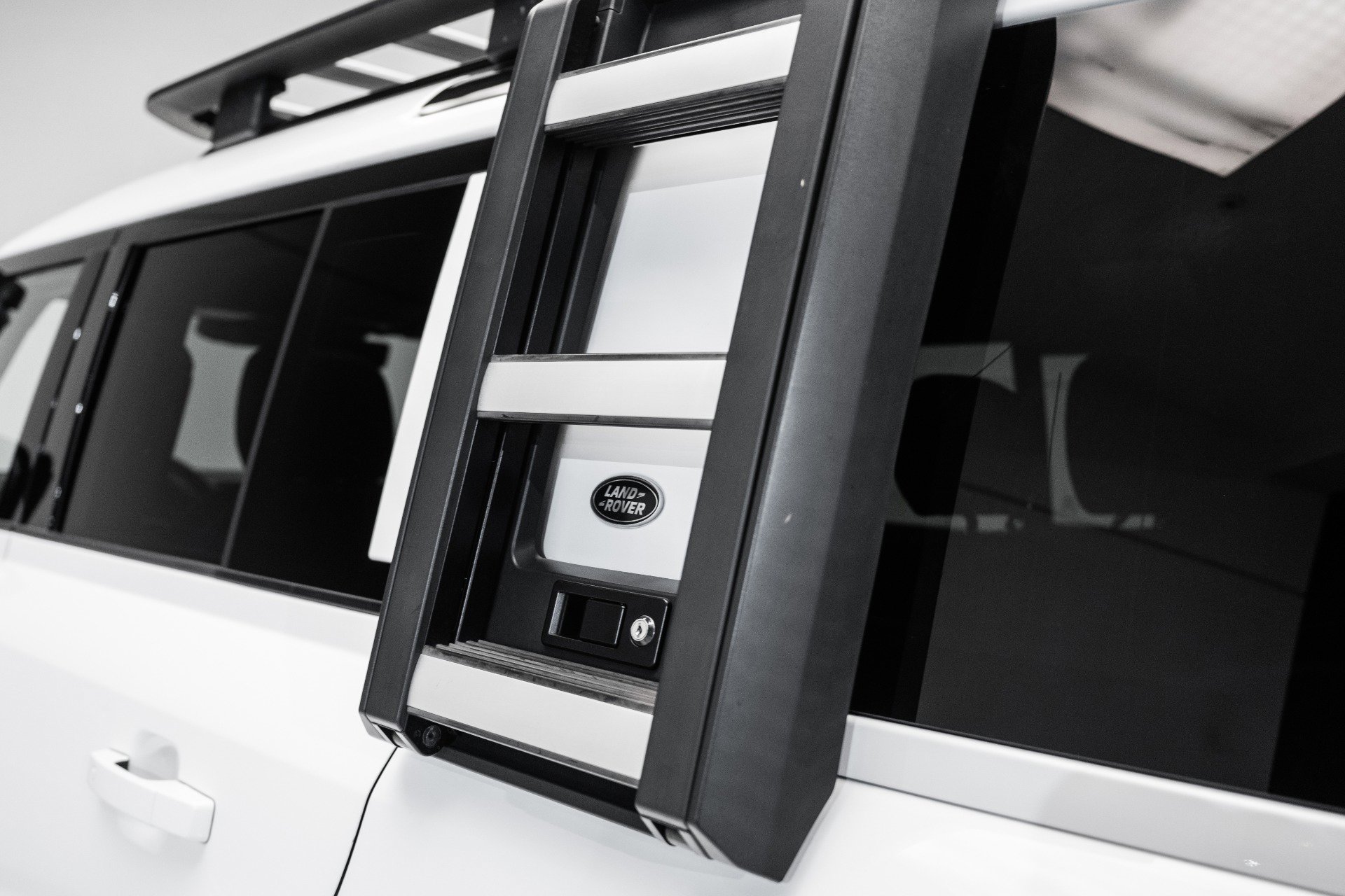 Used 2022 Land Rover Defender 110 X-Dynamic SE image 14