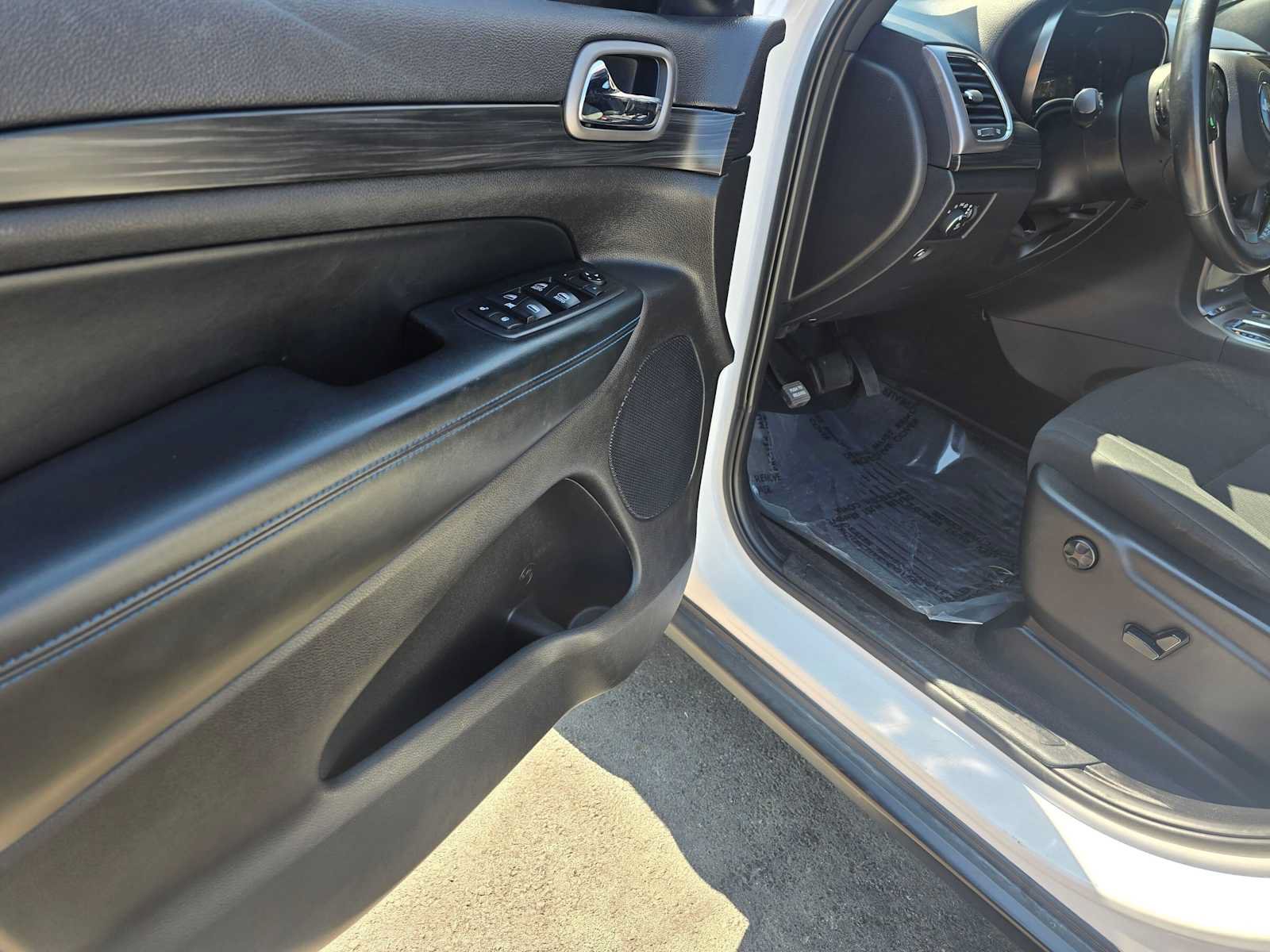 Used 2019 Jeep Grand Cherokee Laredo RWD image 22