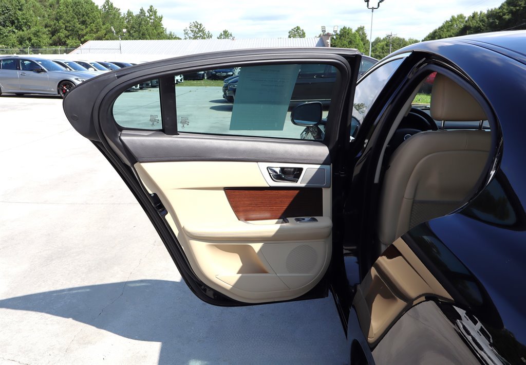 Used 2013 Jaguar XF RWD image 38