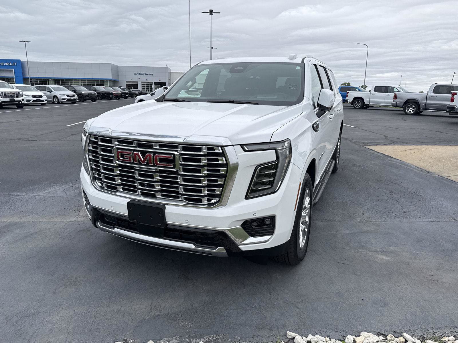 Used 2025 GMC Yukon XL Denali AWD/4WD image 6