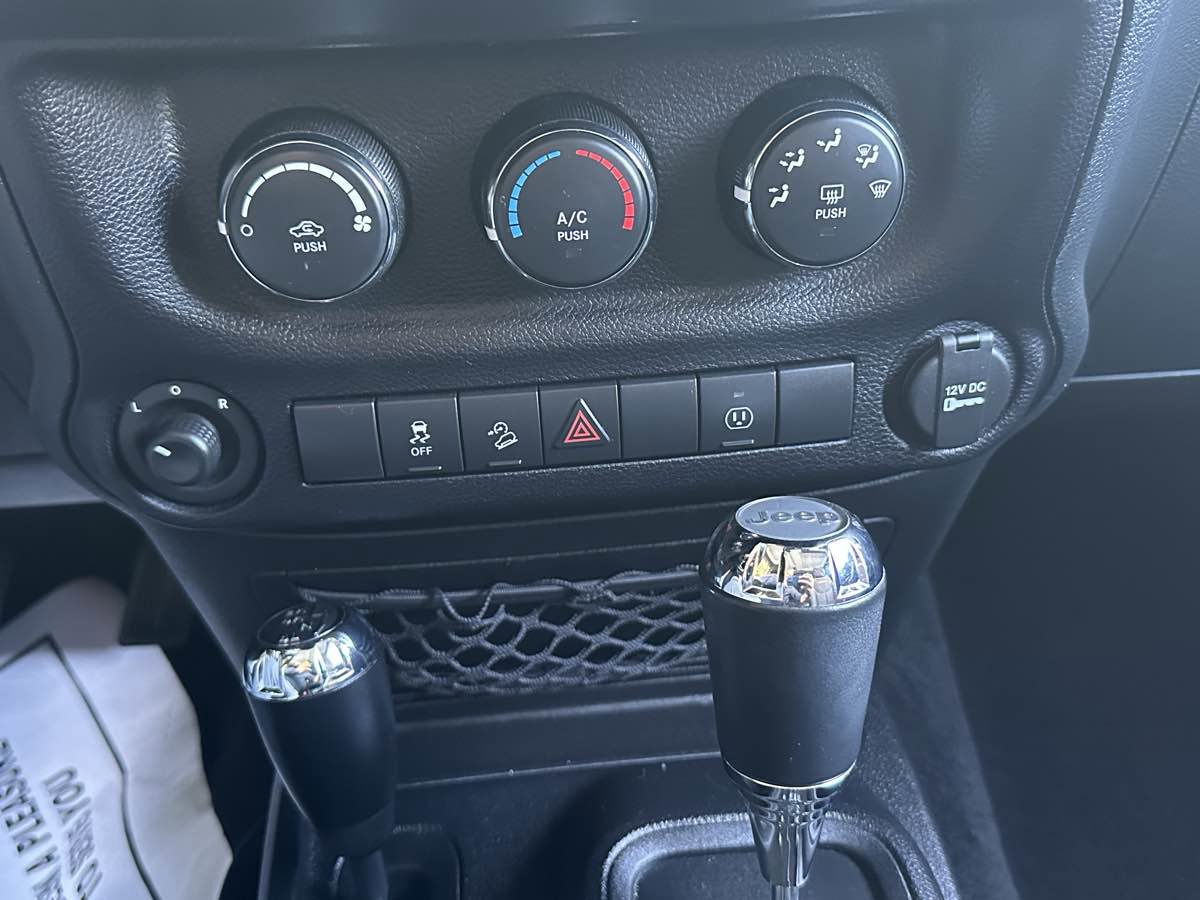 Used 2016 Jeep Wrangler Unlimited Sahara w/ Connectivity Group image 53