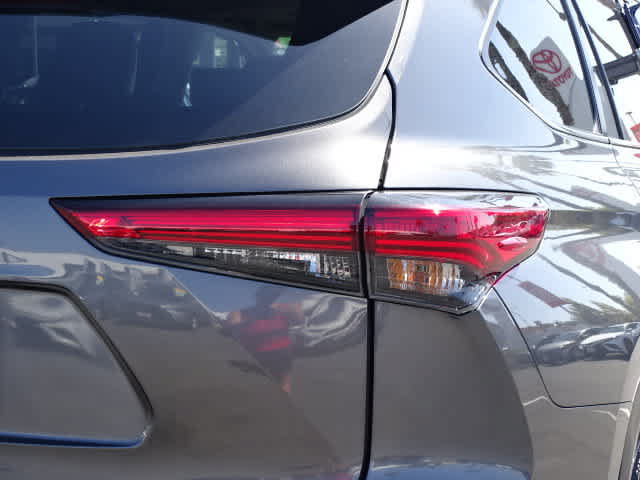 Used 2023 Toyota Highlander XLE FWD image 12