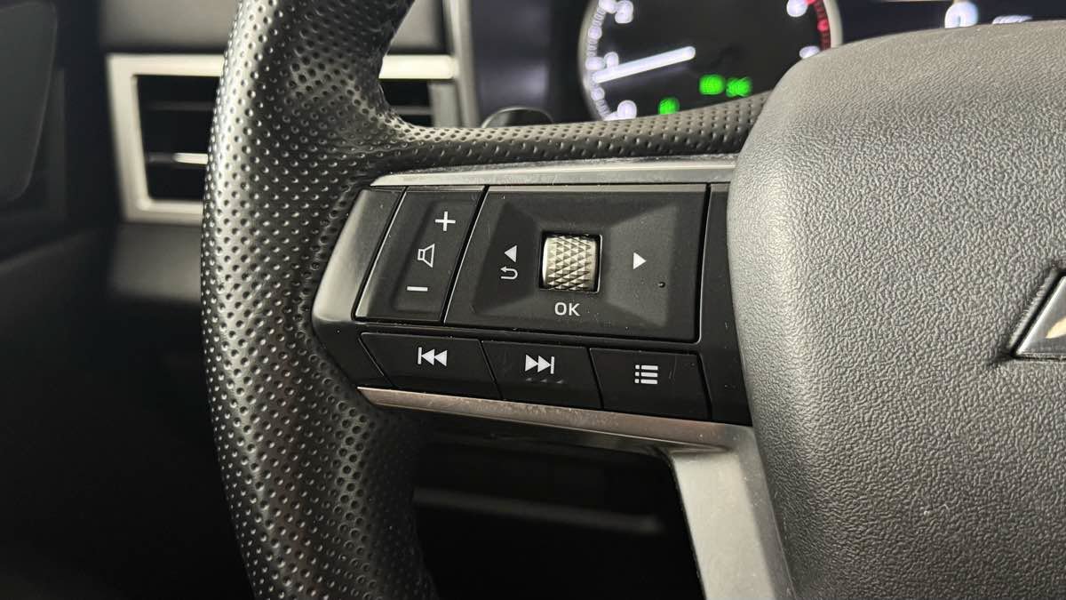 Used 2025 Mitsubishi Outlander SE FWD image 18