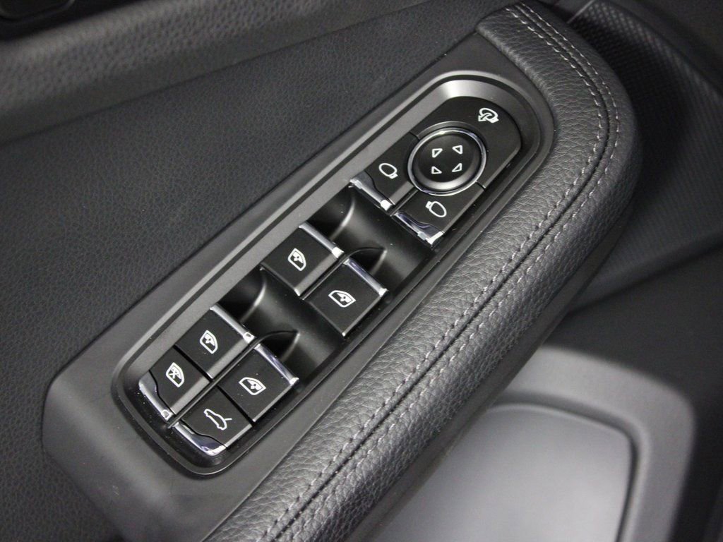 Certified 2025 Porsche Macan image 16