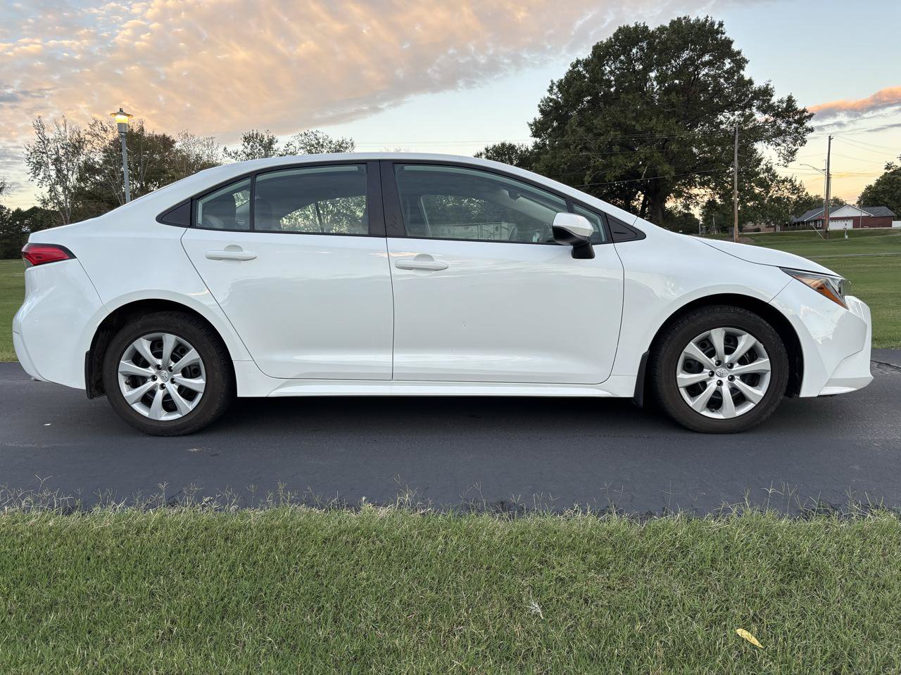 Used 2022 Toyota Corolla LE FWD image 1