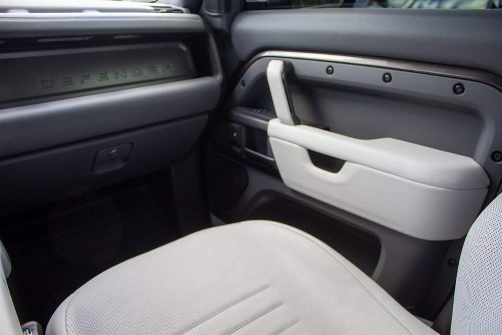 Used 2025 Land Rover Defender 110 image 20