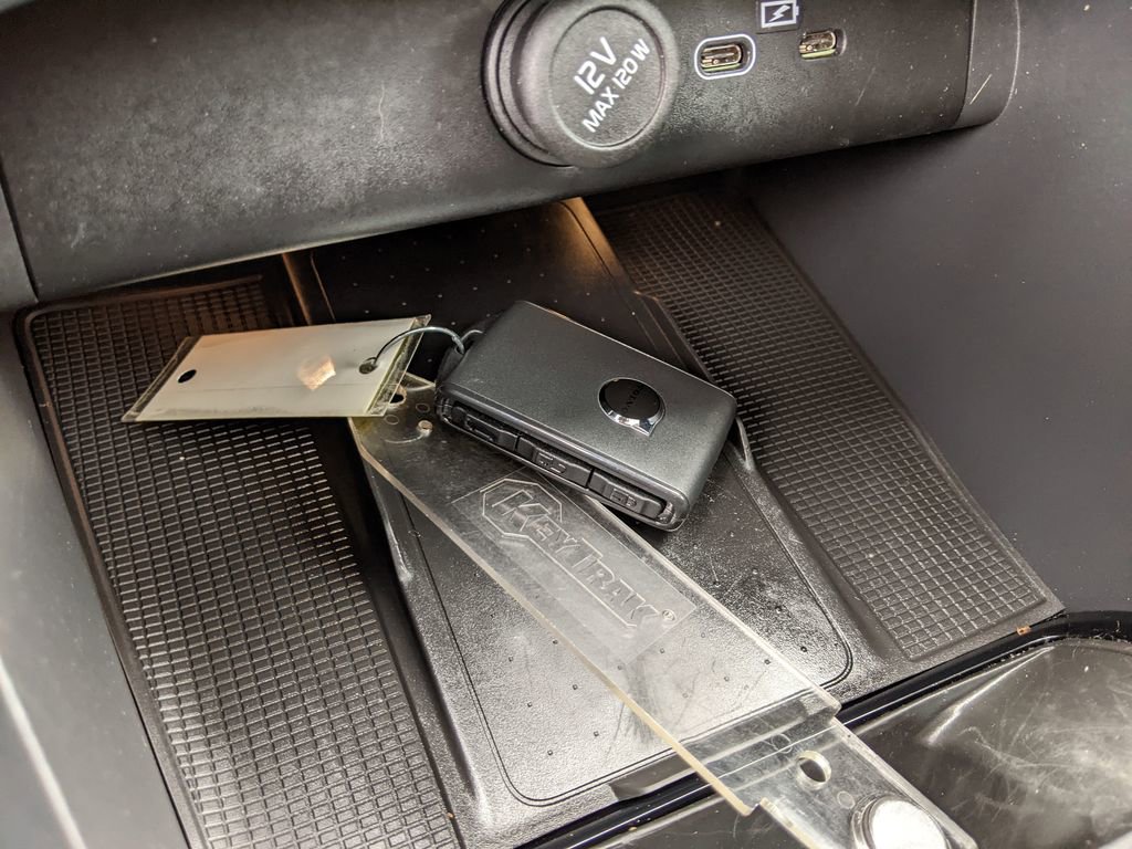 Certified 2025 Volvo XC40 B5 Plus image 20