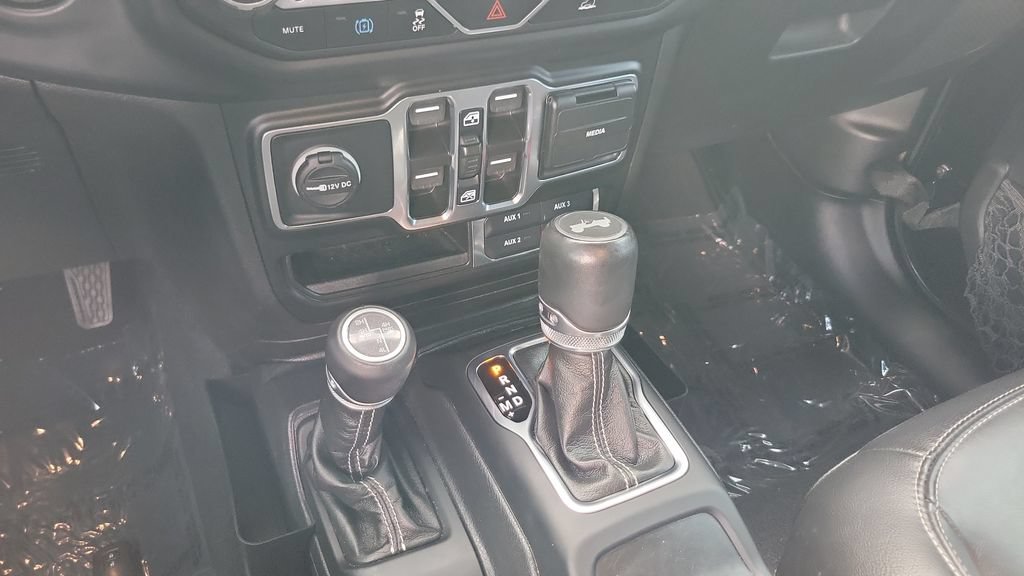 Used 2022 Jeep Wrangler Unlimited Sahara w/ Cold Weather Group AWD/4WD image 15