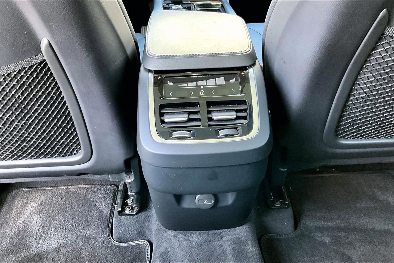 Used 2024 Volvo XC90 B5 Plus image 16