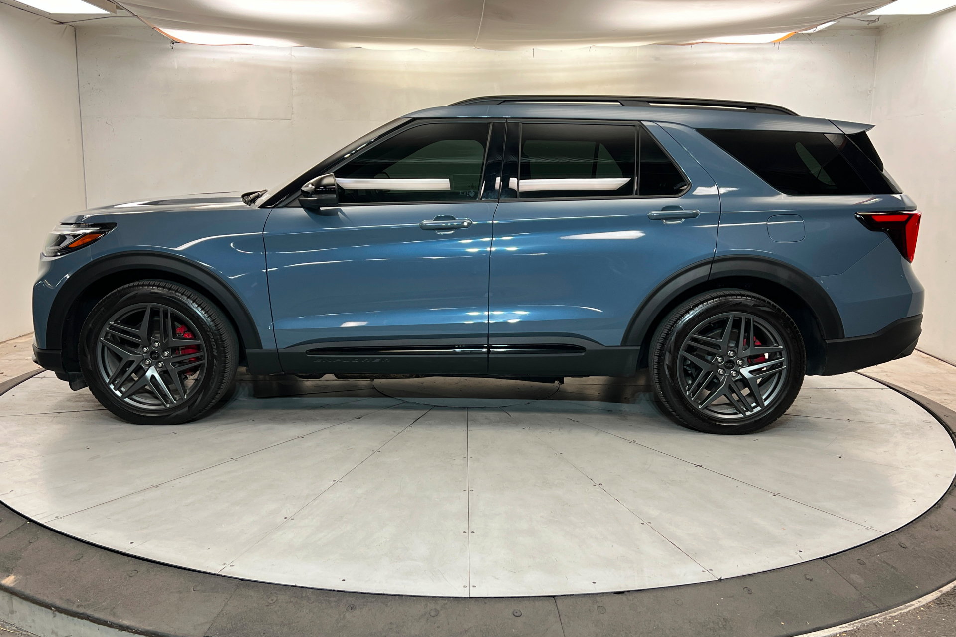 Used 2025 Ford Explorer ST AWD/4WD image 2