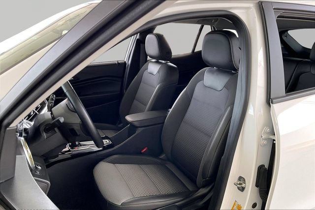 Used 2024 Chevrolet Trax LT w/ Sunroof Package FWD image 15