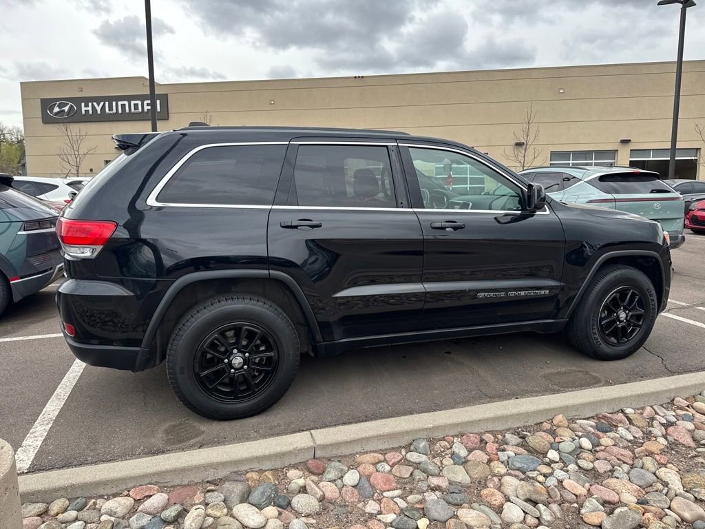 Used 2018 Jeep Grand Cherokee Laredo RWD image 4