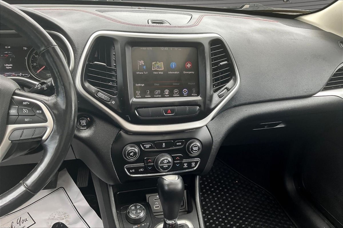 Used 2014 Jeep Cherokee Trailhawk w/ Comfort/Convenience Group AWD/4WD image 9
