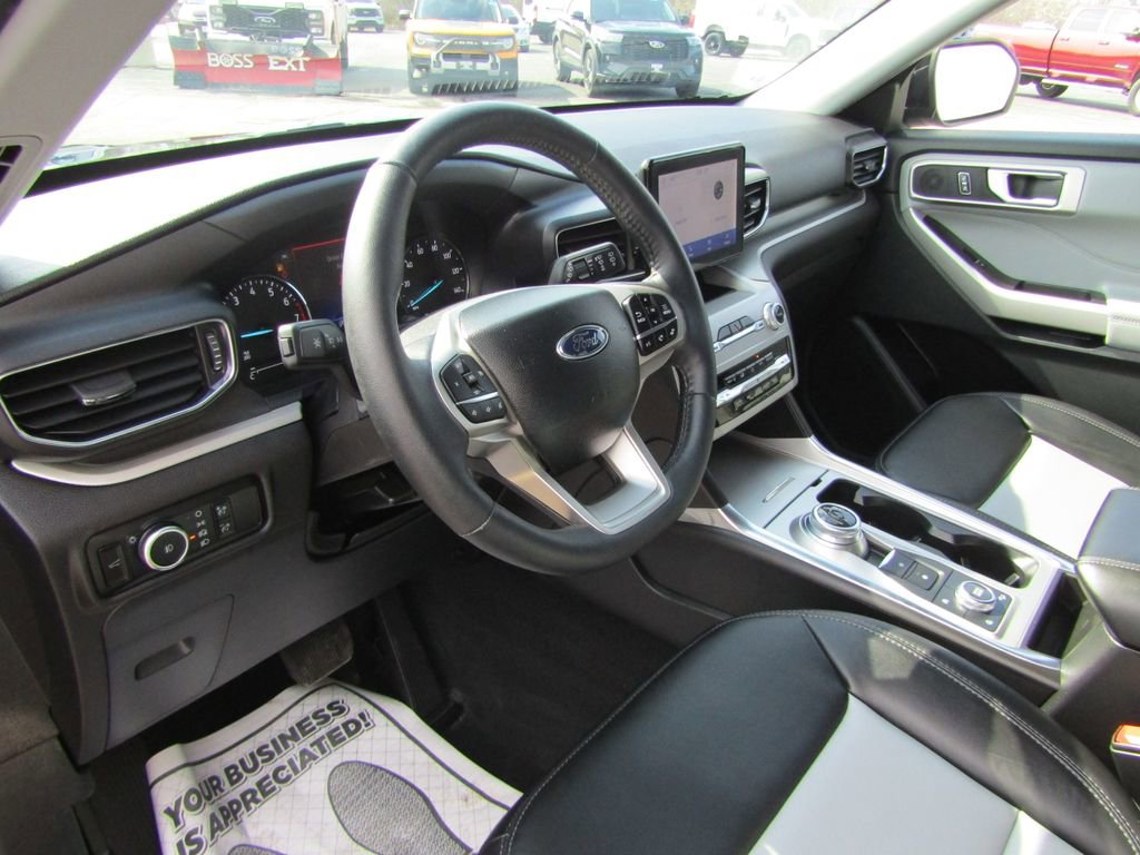 Used 2024 Ford Explorer XLT w/ Equipment Group 202A AWD/4WD image 11