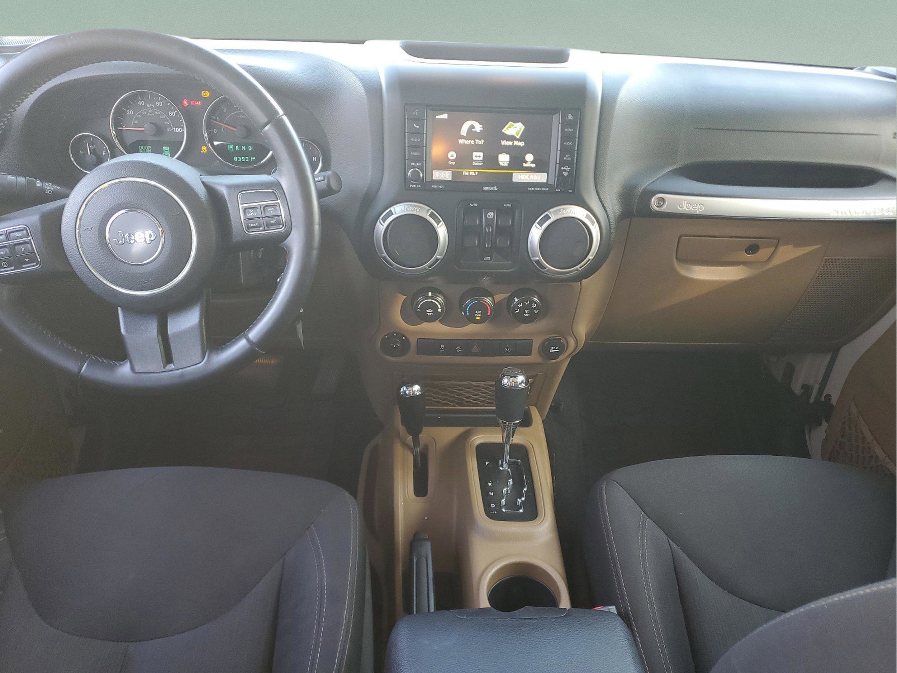 Used 2016 Jeep Wrangler Unlimited Sahara w/ Connectivity Group AWD/4WD image 11