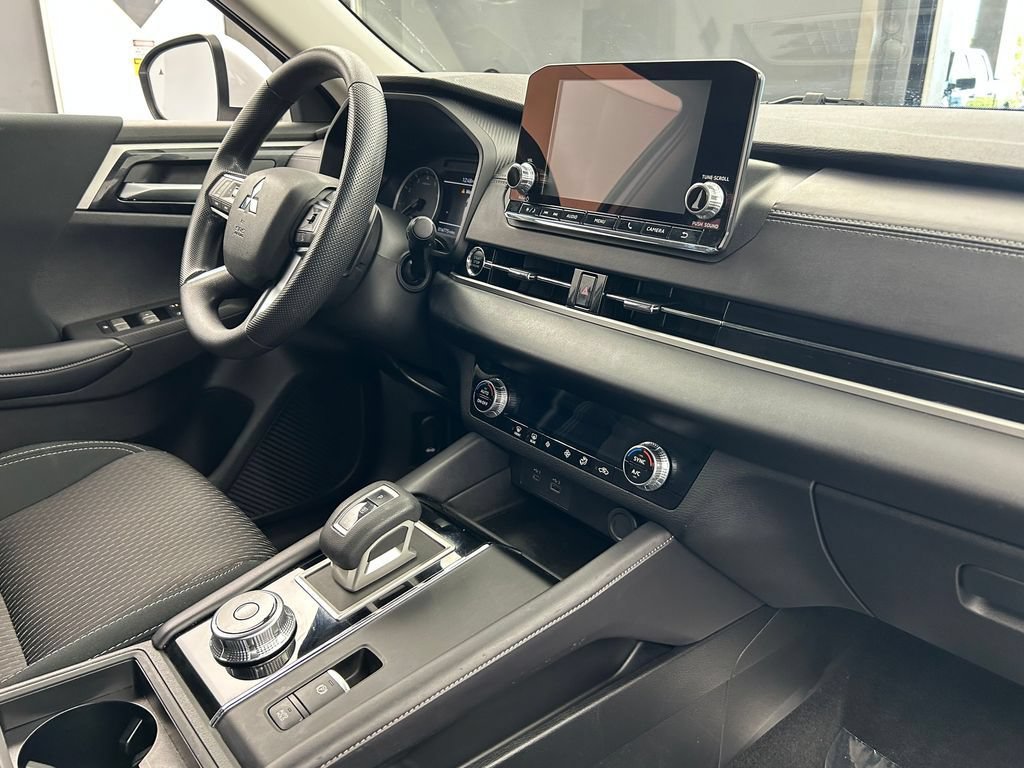 Used 2024 Mitsubishi Outlander ES FWD image 10