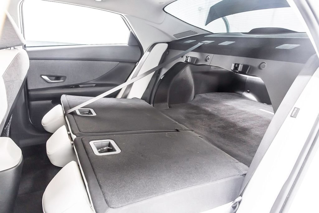 Used 2025 Hyundai Elantra Limited FWD image 35