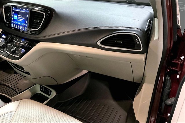 Used 2017 Chrysler Pacifica Limited w/ UConnect Theater Package image 32