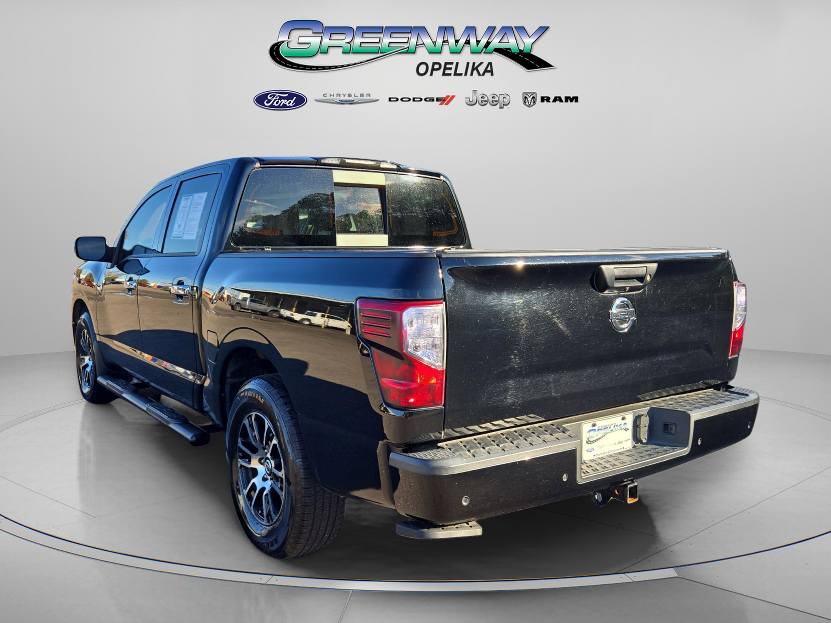 Used 2021 Nissan Titan SV w/ SV Convenience Package image 5