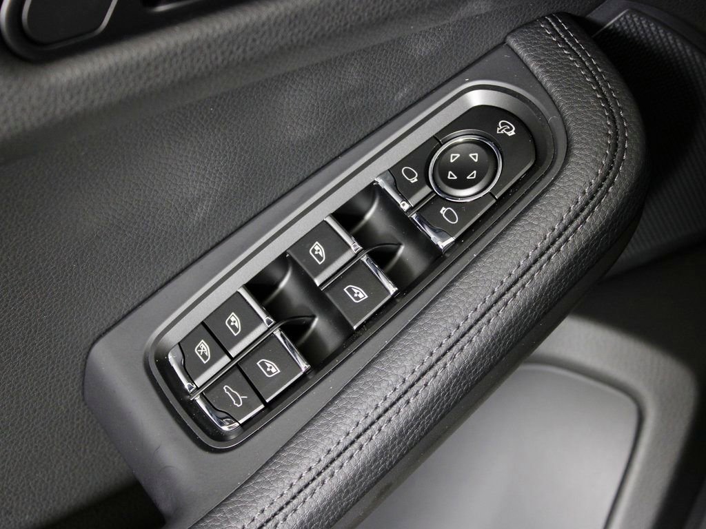 Certified 2026 Porsche Macan AWD/4WD image 16