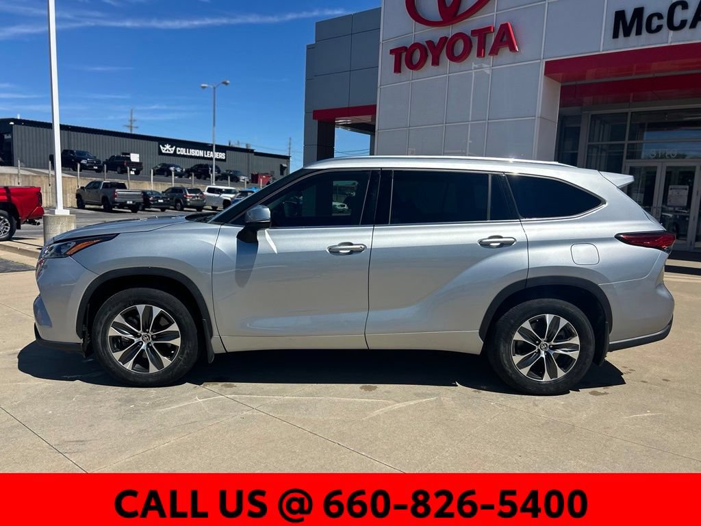 Used 2020 Toyota Highlander XLE AWD/4WD image 11