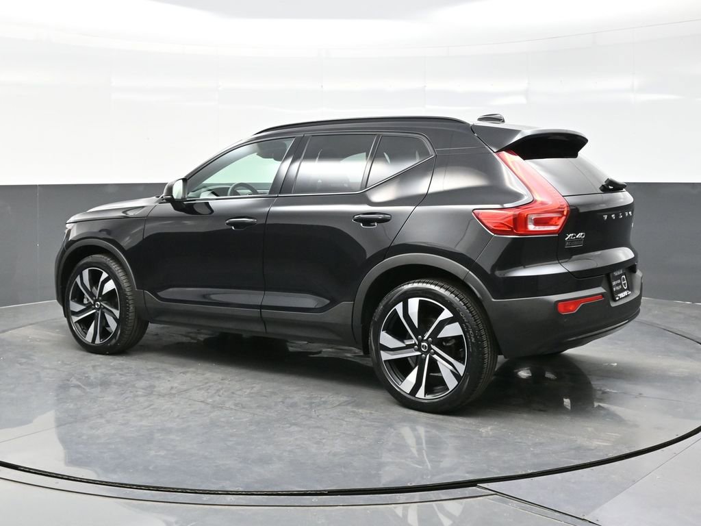 Used 2025 Volvo XC40 B5 Plus image 4
