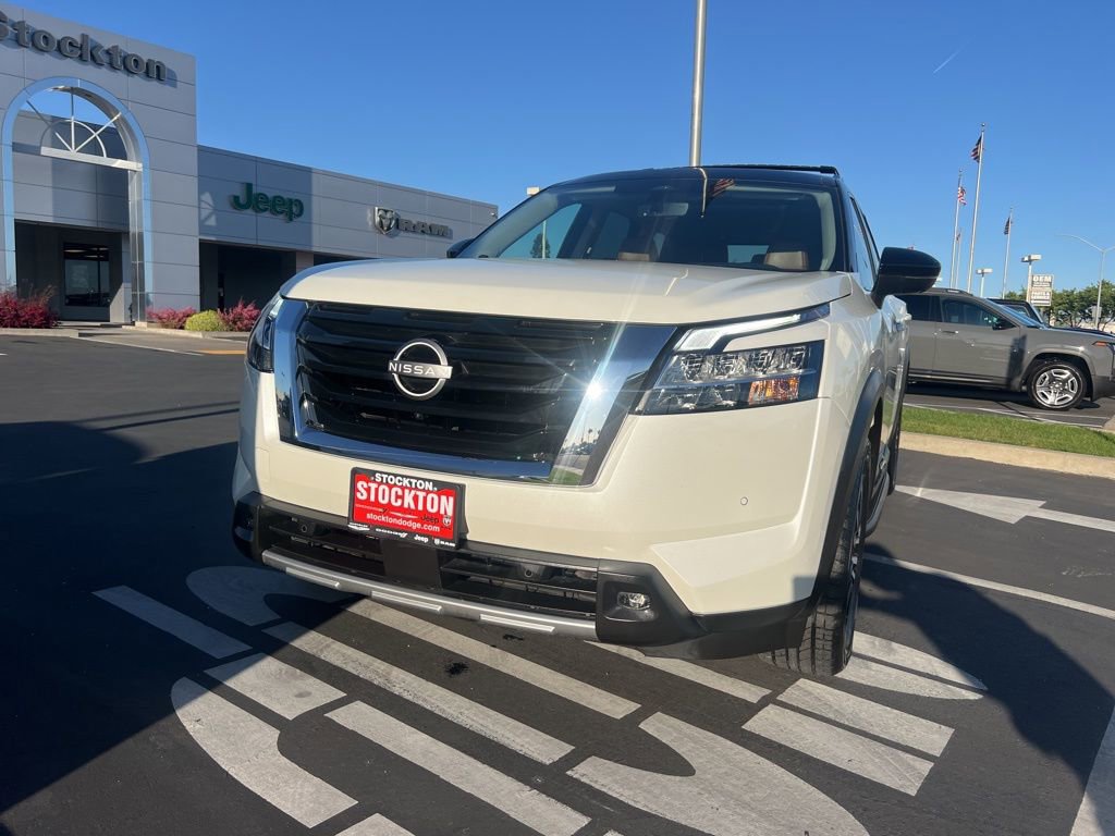 Used 2023 Nissan Pathfinder Platinum w/ Cargo Package AWD/4WD image 5