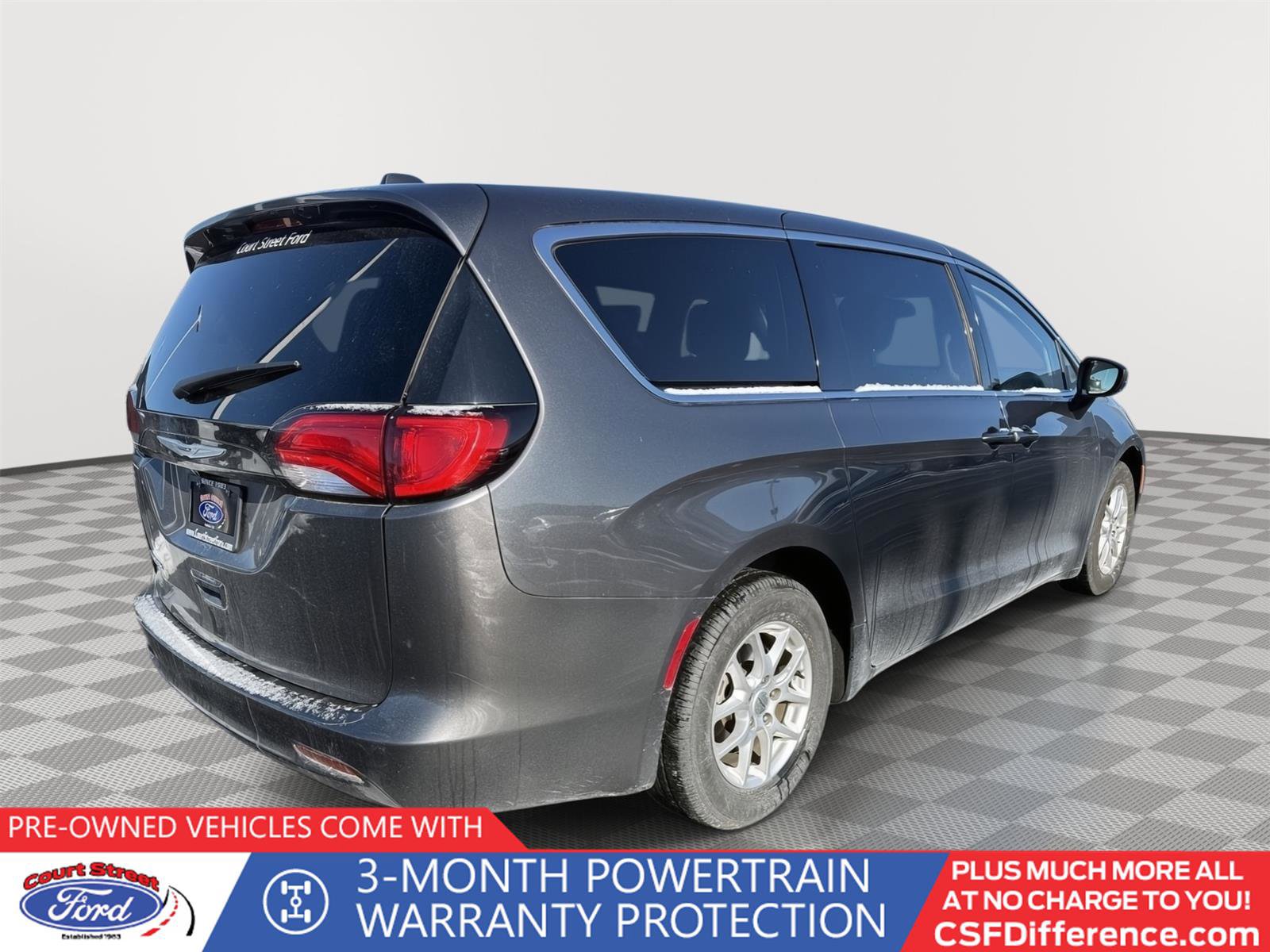 Used 2023 Chrysler Voyager LX image 4