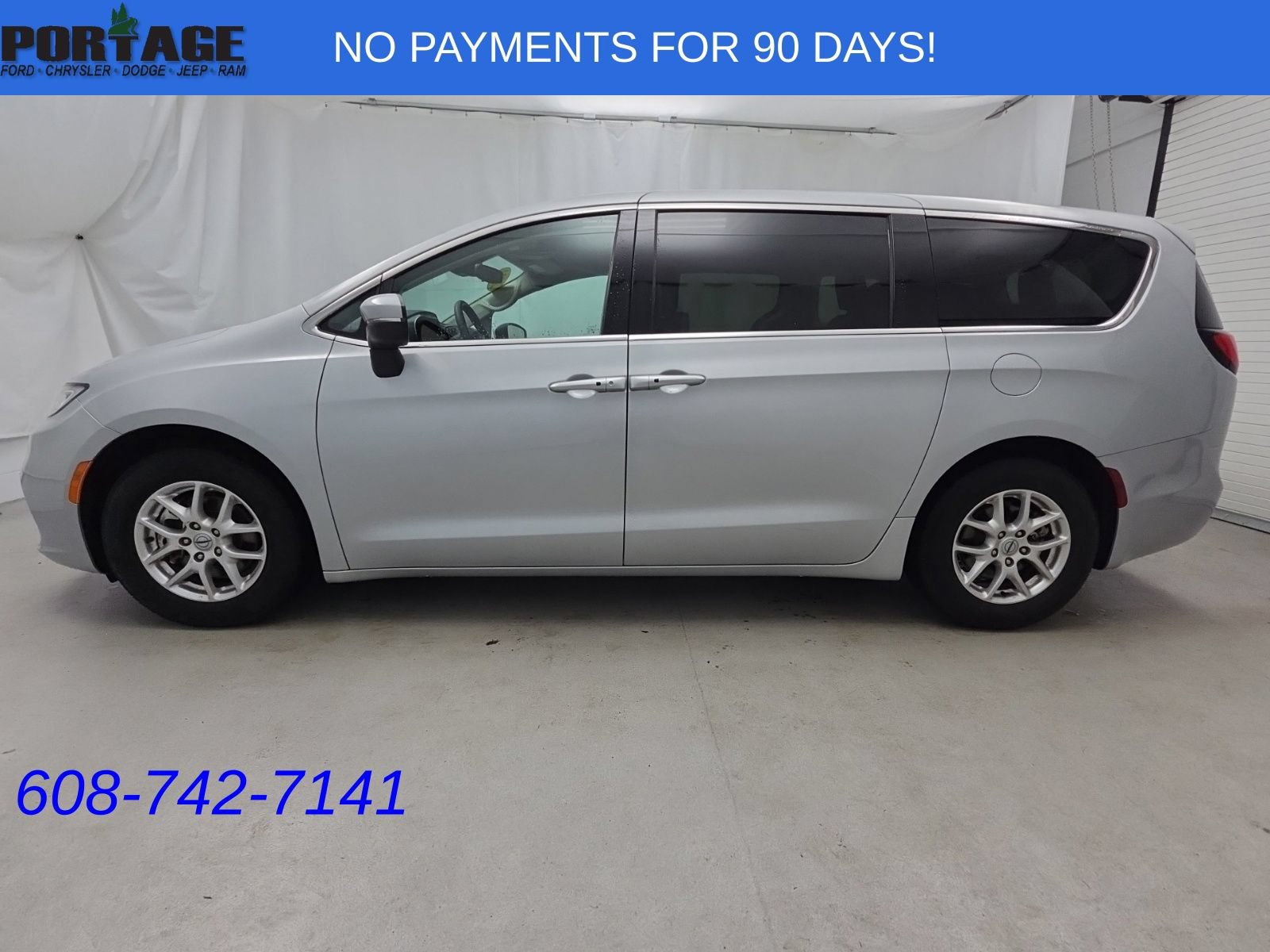Used 2023 Chrysler Pacifica Touring-L FWD image 4