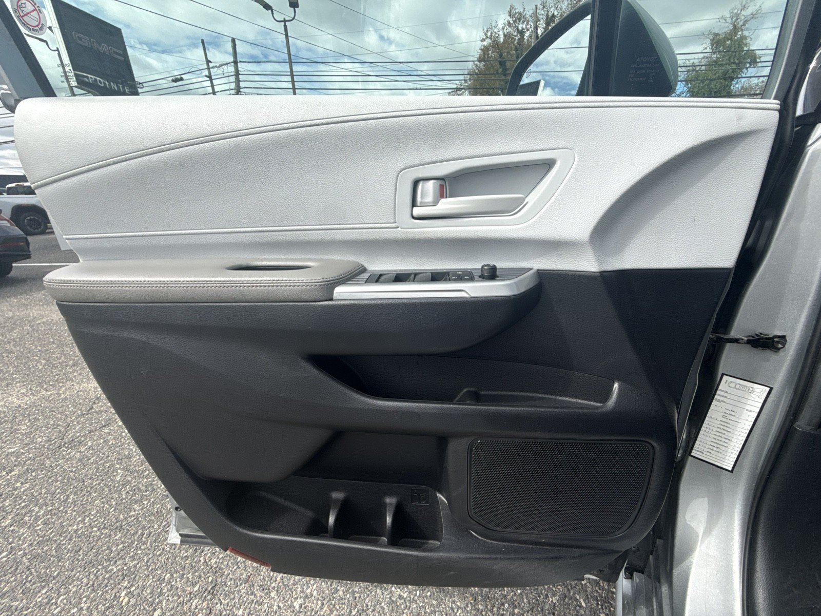 Used 2025 Toyota Sienna LE FWD image 22