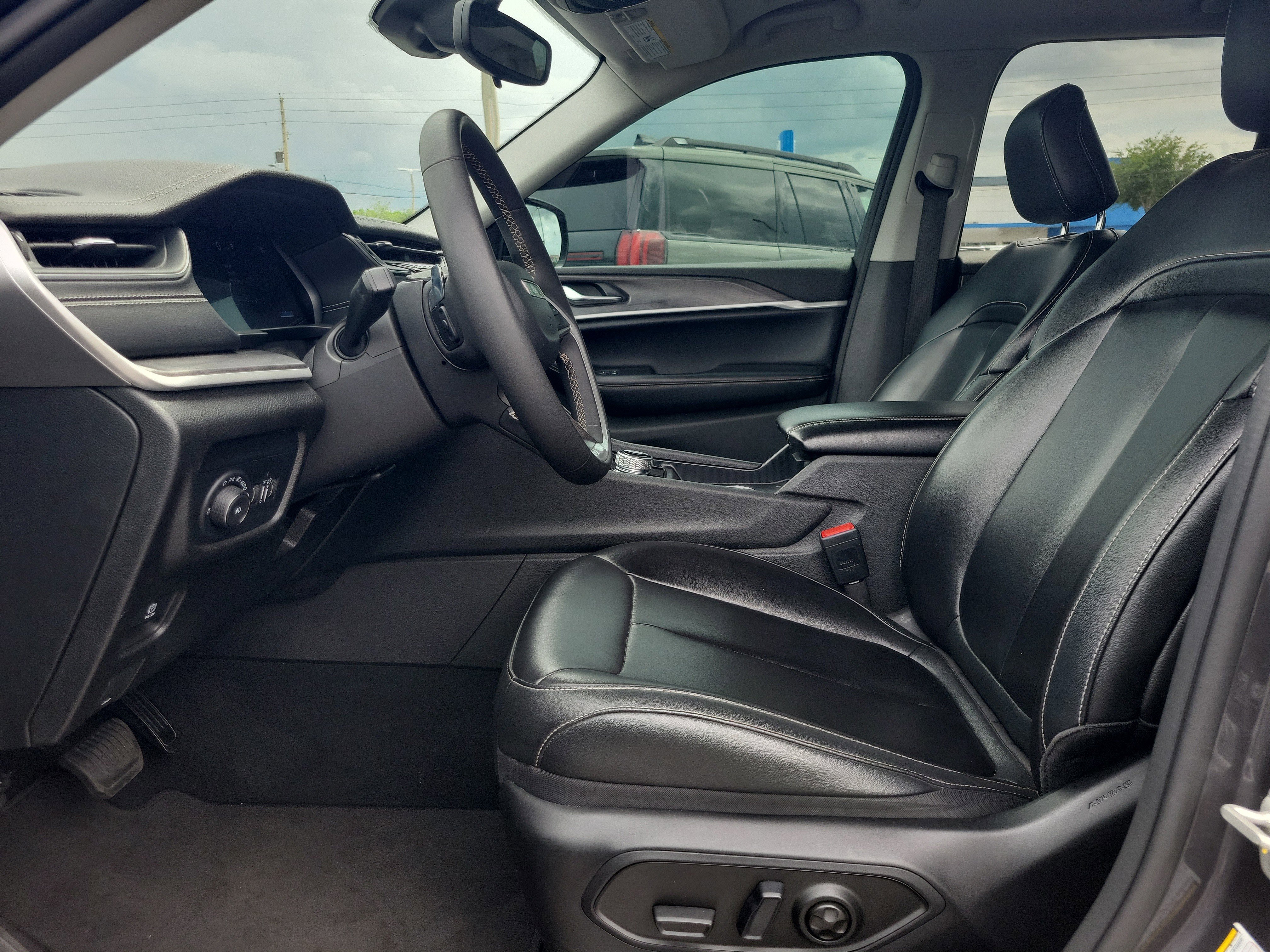 Used 2023 Jeep Grand Cherokee Limited image 15