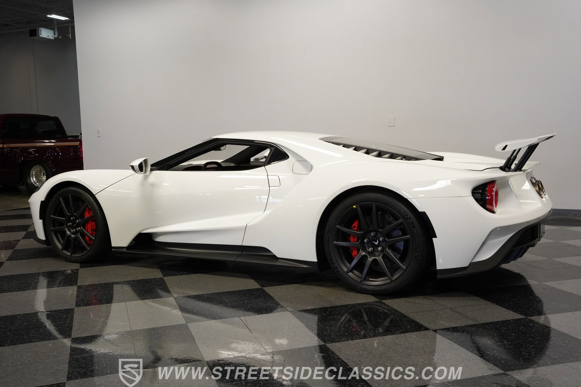Used 2017 Ford GT RWD image 8