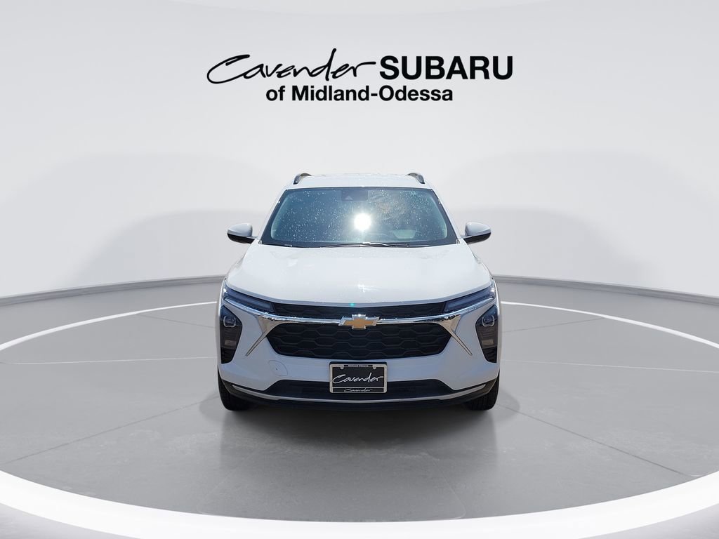 Used 2025 Chevrolet Trax LT FWD image 3