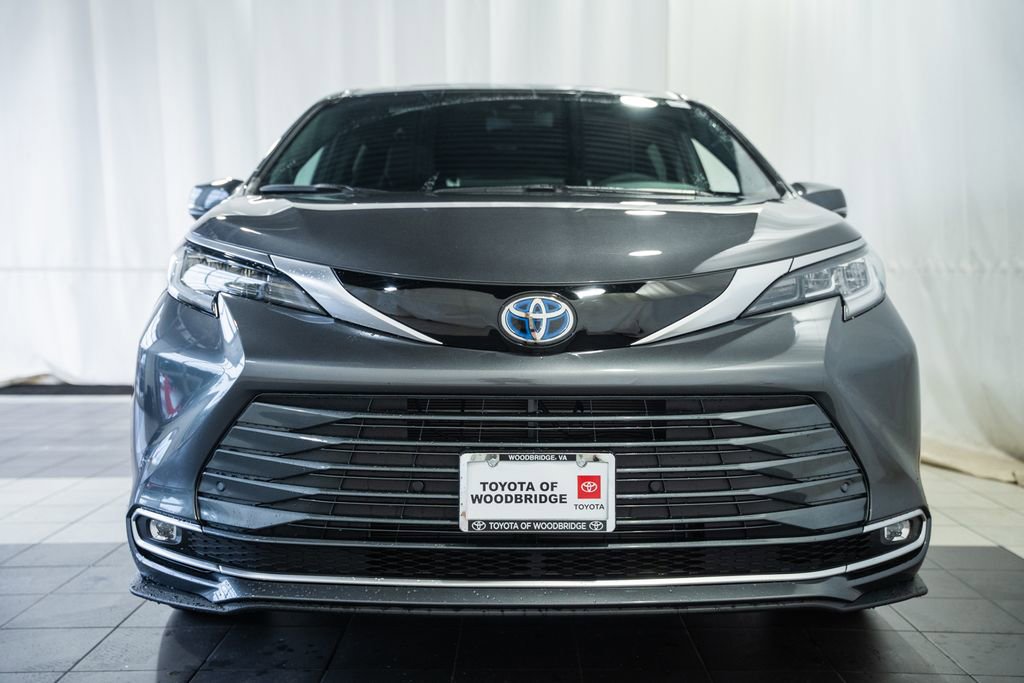 Used 2025 Toyota Sienna Limited AWD/4WD image 2