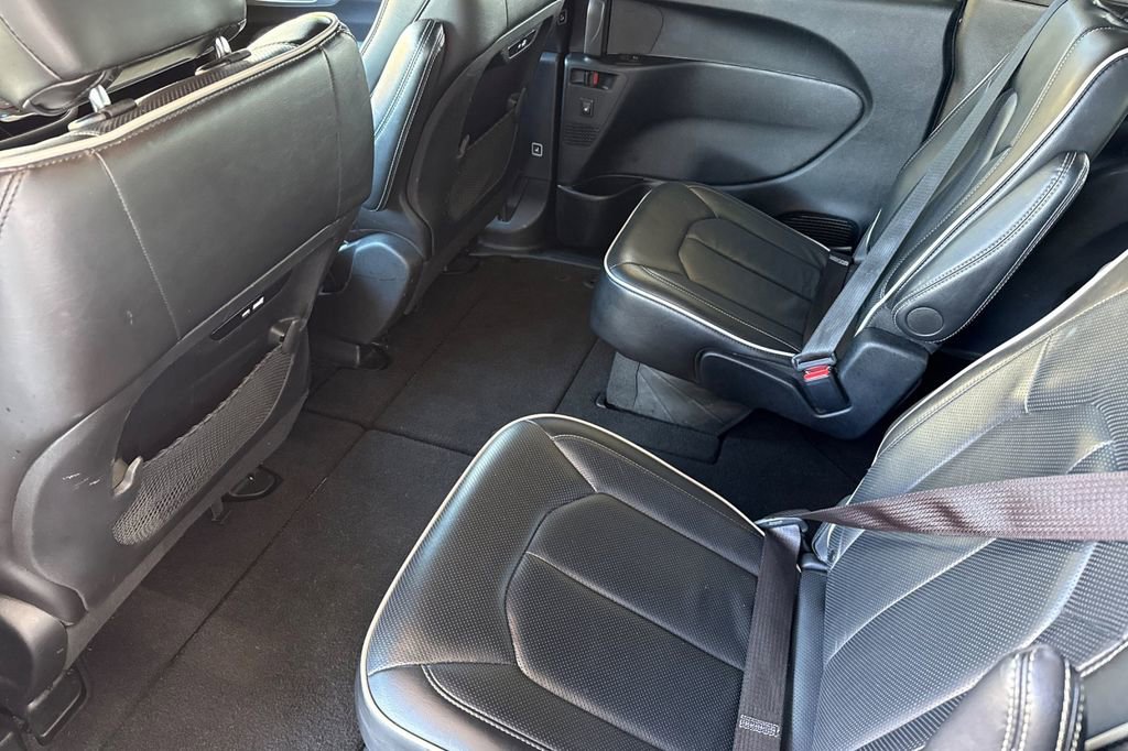 Used 2025 Chrysler Pacifica Limited image 6