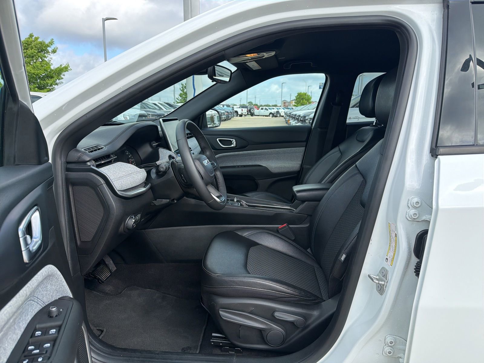 Used 2024 Jeep Compass Latitude image 12