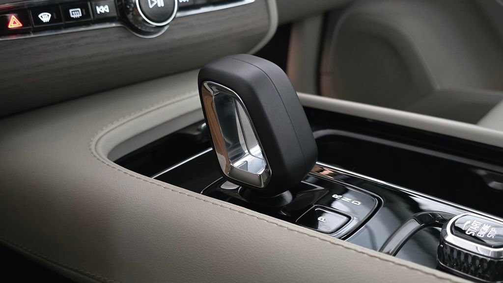 Certified 2025 Volvo XC90 T8 Plus image 35