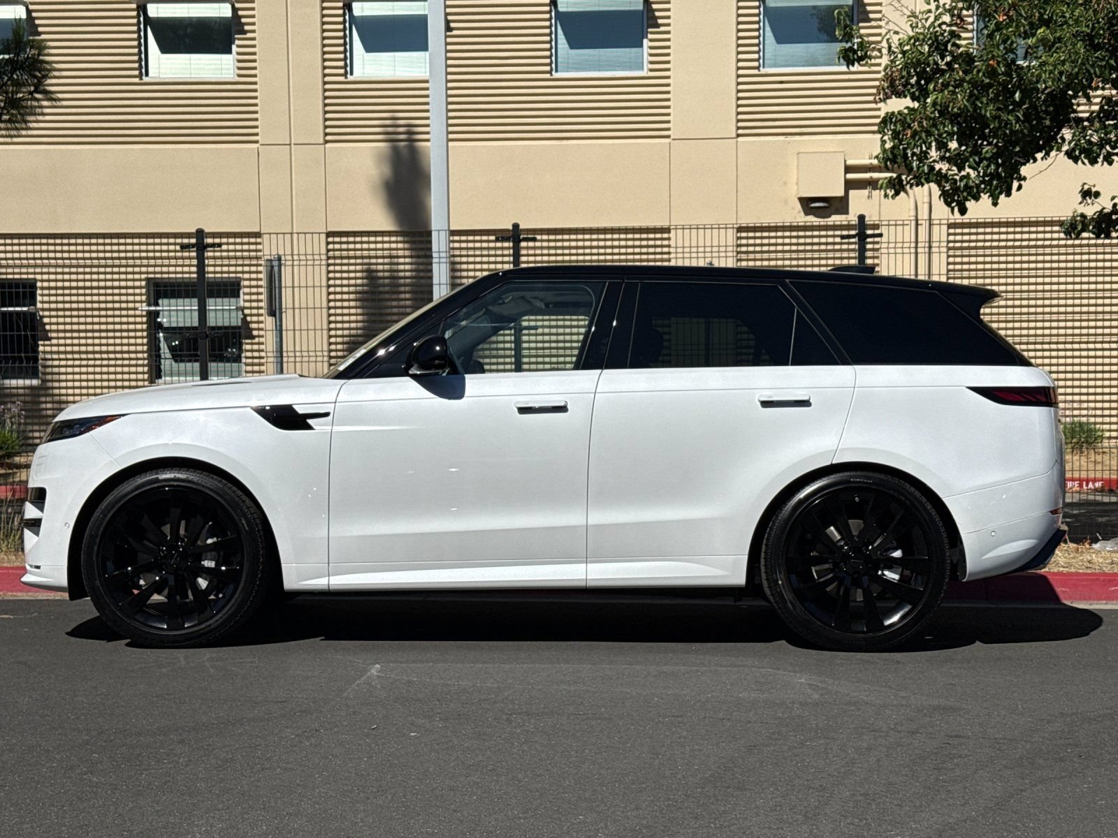 New 2026 Land Rover Range Rover Sport Dynamic SE AWD/4WD image 3